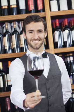 Kırmızı şarap cam Winery içinde sunan barmen