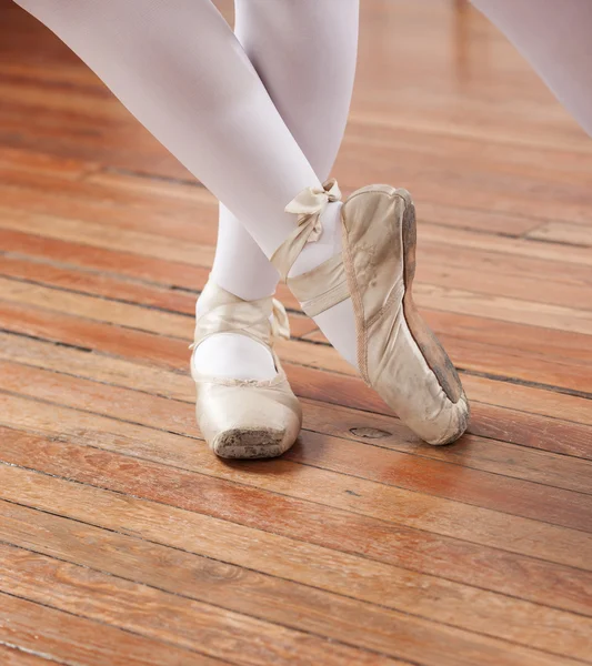 Bailarina realizando no chão de madeira — Fotografia de Stock