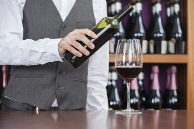 Kırmızı şarap cam sayaç dökme barmen