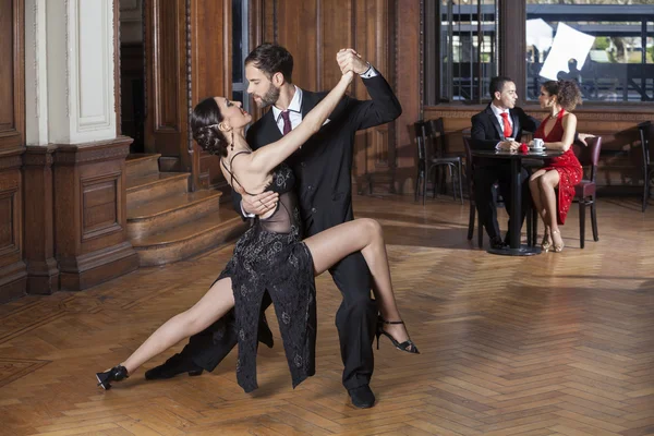 Танцовщицы танго выступают во время пары свиданий в ресторане — стоковое фото