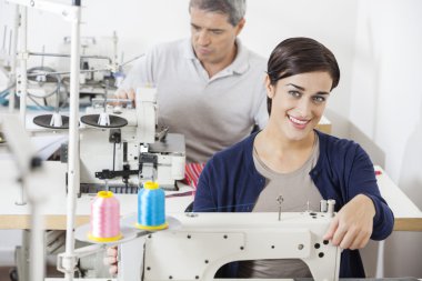 Gülümseyen kadın terzi dikiş fabrikası