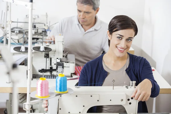 Lachende vrouw kleermaker In naaien fabriek — Stockfoto