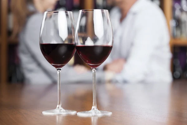 カウンターにグラスで赤ワイン — ストック写真