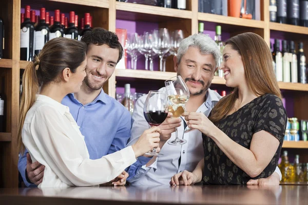 Mannelijke en vrouwelijke vrienden roosteren wijnglazen — Stockfoto