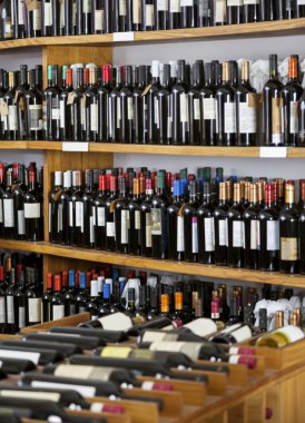 Şarap şişeleri süpermarkette görüntülenen