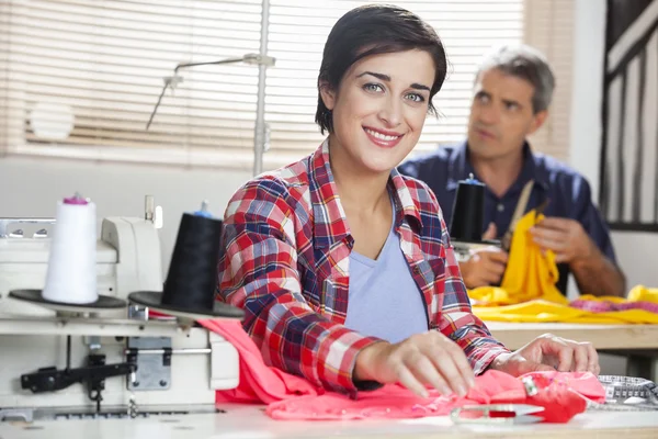 Portret szczęśliwy krawiec szycia w Workbench — Zdjęcie stockowe