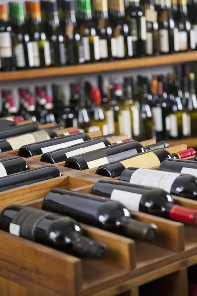 Garrafas de vinho exibidas no supermercado — Fotografia de Stock