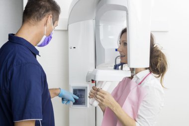 Erkek diş hekimi Xray hastalar diş panoramik Mach kullanarak alma