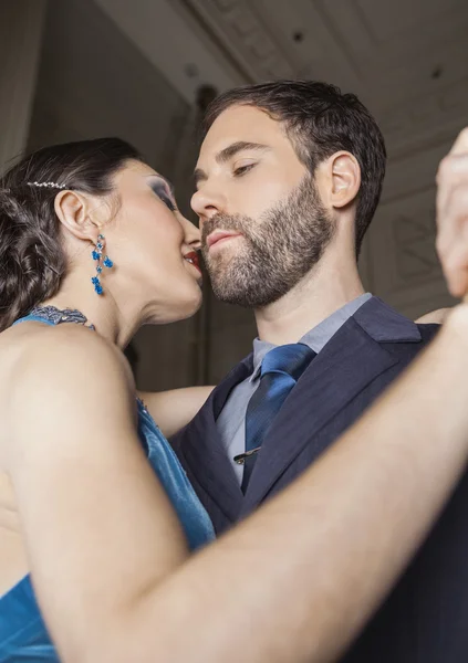 Vue à faible angle des danseurs de tango se produisant dans le café — Photo