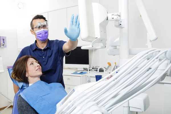 Dentista Explicando Raio-X Para Paciente Feminina Na Clínica — Fotografia de Stock