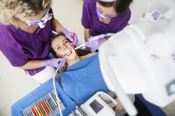 Portrait à angle élevé du patient examiné par des dentistes — Photo