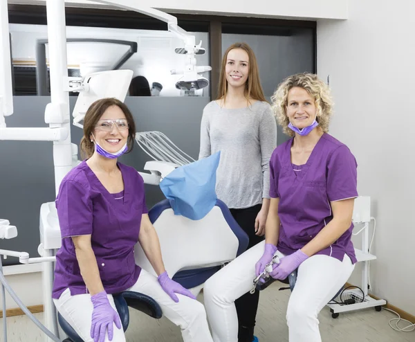 Female Dentists With Patient Smiling In Clinic — Stock Photo, Image