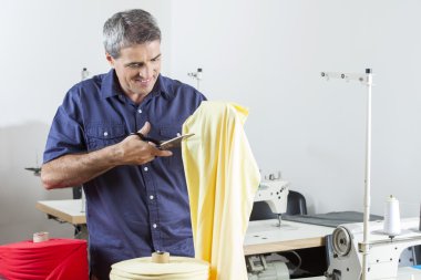 Kesim kumaş dikiş Fabrikası'nda terzi