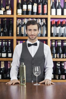 Kasada duran beyaz şarap ile kendinden emin barmen