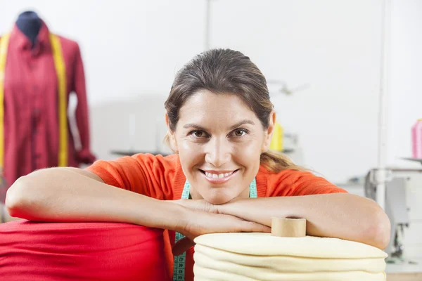 Säker skräddare lutar på textil spolar — Stockfoto