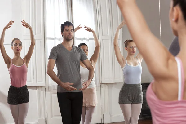 Homem treinando bailarinos de balé no estúdio — Fotografia de Stock