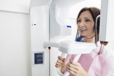 Uzağa bakarken dijital panoramik Xray makine kullanarak hasta