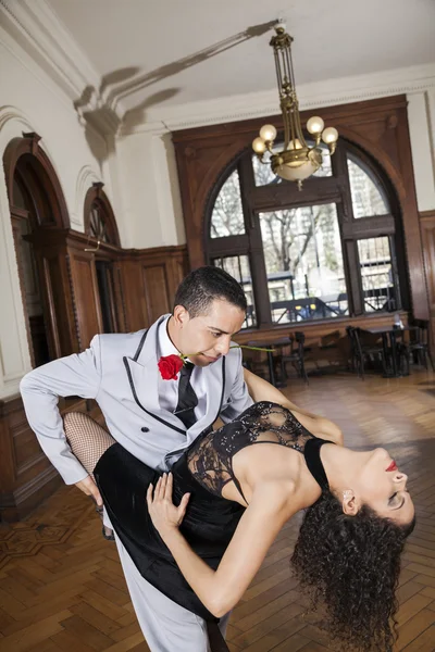 Ο άνθρωπος που κρατώντας τριαντάφυλλο στο στόμα ενώ εκτελείτε Tango με γυναίκα — Φωτογραφία Αρχείου