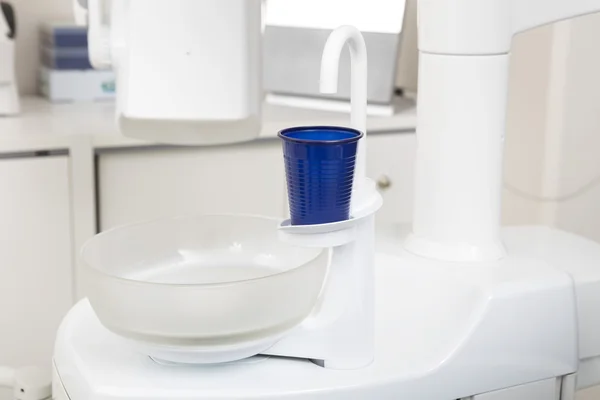 Blauw glas op tandarts stoel bij kliniek — Stockfoto