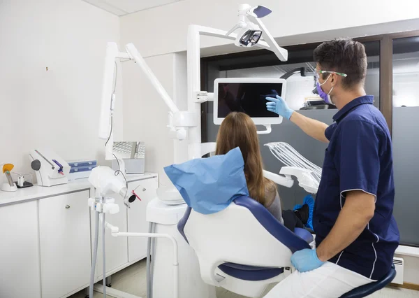 Dentista mostrando tela em branco para paciente do sexo feminino — Fotografia de Stock