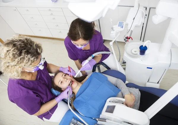 Hoge hoekmening van tandartsen werken op patiënten tanden — Stockfoto