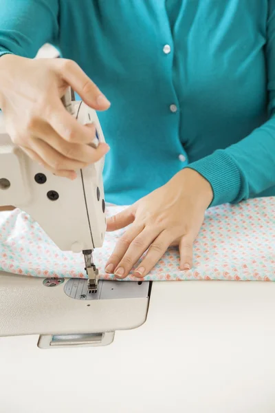 Sección media de la tela de coser del sastre en fábrica — Foto de Stock