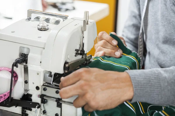 Diseñador de moda tela de coser en el banco de trabajo — Foto de Stock