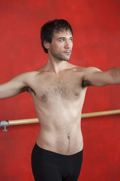 Shirtless Ballet Dancer Practicing In Dance Studio — Stock Photo, Image