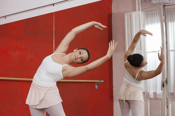 Hermosa bailarina realizando en estudio — Foto de Stock