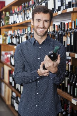 Erkek müşteri tarafından raf şarap şişesi Holding