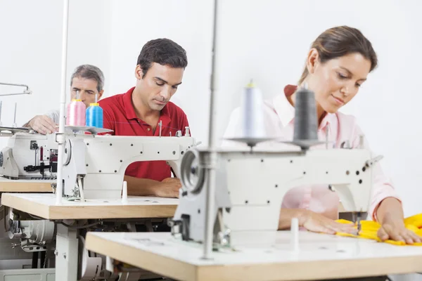 Портные, работающие на швейной фабрике — стоковое фото