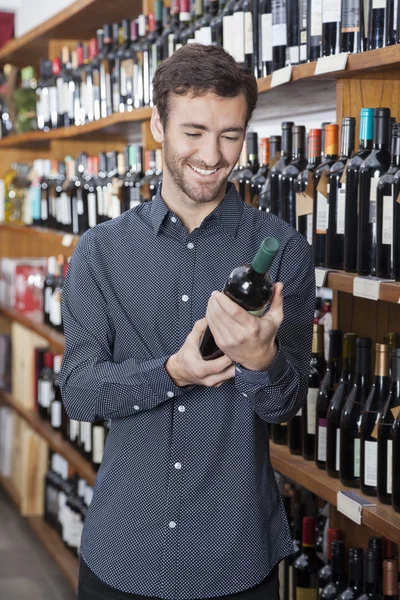 Botella de vino en la tienda — Foto de Stock