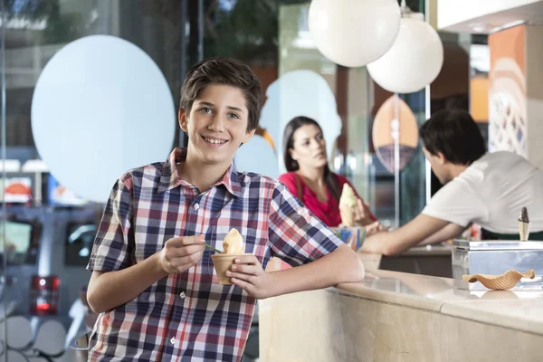 Щасливі хлопчик, маючи на Салон морозива — стокове фото
