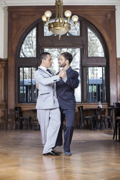Tango partnerek hajt végre, miközben nézte egymást — Stock Fotó