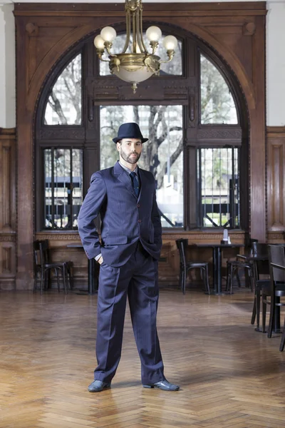 Retrato de confiante masculino tango dançarino de pé no restaurante — Fotografia de Stock