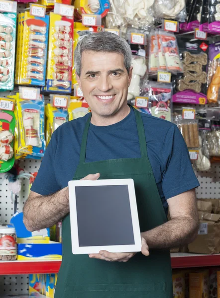 Vendedor mostrando tablet digital com tela em branco na loja de animais de estimação — Fotografia de Stock