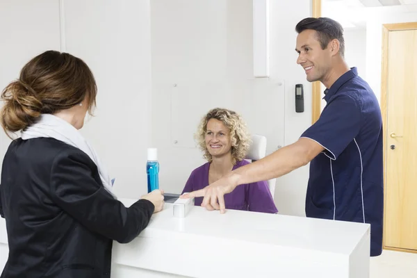 Tandartsen medicijnen geven aan patiënt bij receptie — Stockfoto