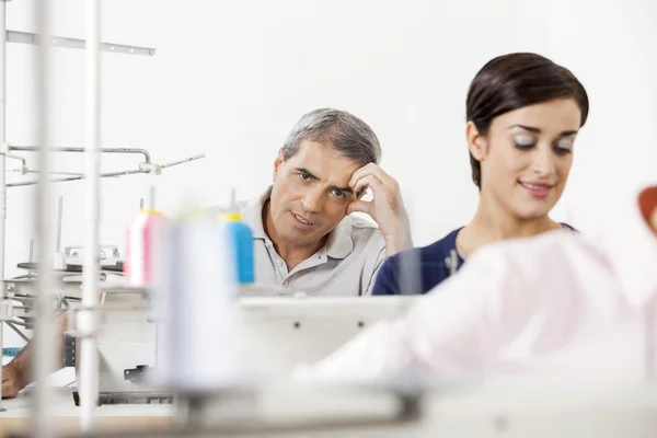 Moe van mannelijke kleermaker zitten In naaien fabriek — Stockfoto