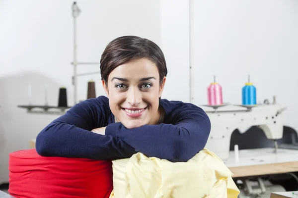 Confident Tailor Leaning On Fabric Spools — Stock Photo, Image