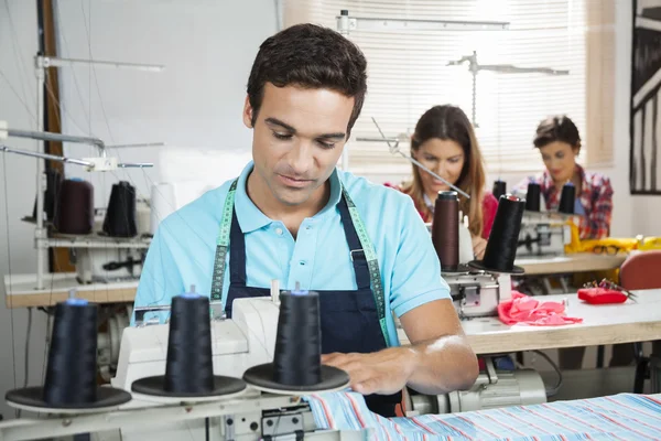 Couture sur mesure à l'établi dans l'usine de couture — Photo