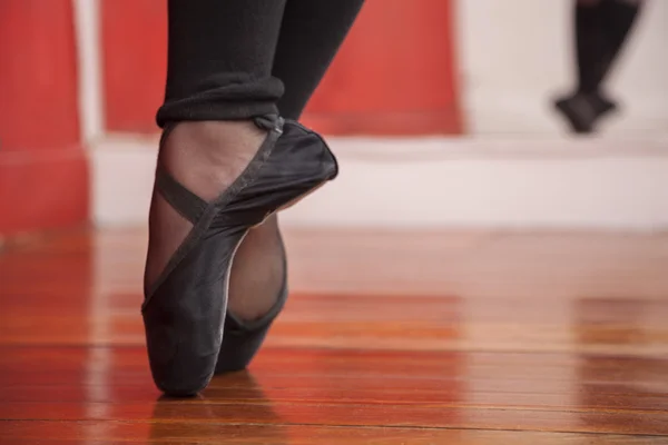 Ballerina uitvoeren op houten vloer — Stockfoto