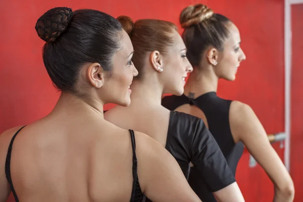 Vista trasera de bailarinas actuando en fila —  Fotos de Stock