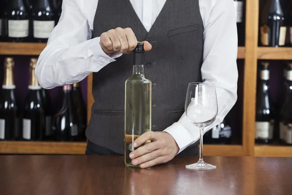 Barista Apertura bottiglia di vino in cantina — Foto Stock