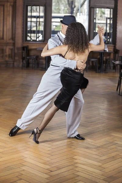 Танцоры, исполняющие танго в ресторане — стоковое фото