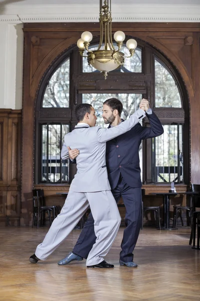 Partnerów wykonujących Tango argentyńskie w restauracji — Zdjęcie stockowe