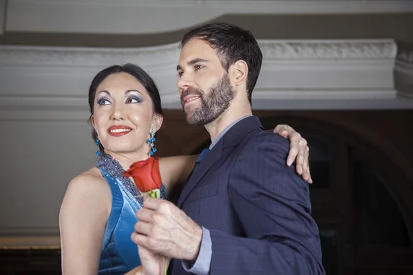 Dançarinos de tango com rosa vermelha dançando no restaurante — Fotografia de Stock