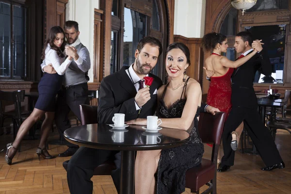 Couple Avec Rose Souriant Tout en Profitant de la Performance du Tango — Photo