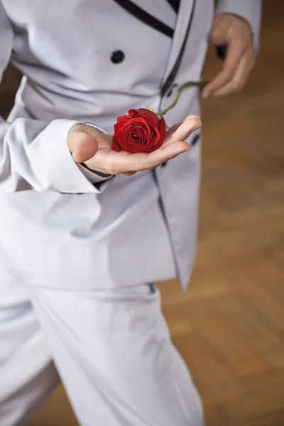 Tułów tancerz tanga argentyńskiego, trzymając czerwona róża w restauracji — Zdjęcie stockowe