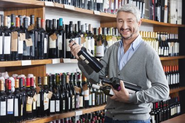 Erkek müşteri alışveriş mağazasında şarap şişeleri için