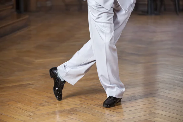 Baixa seção de dançarina realizando tango no restaurante — Fotografia de Stock